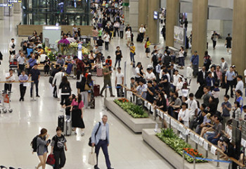 Двое казахстанцев сбежали перед депортацией из аэропорта в Южной Корее