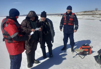 Спасатели проводят инструктаж среди рыболовов