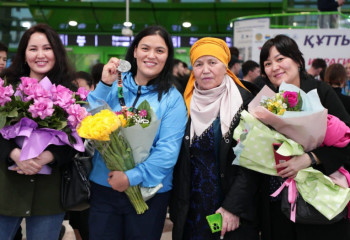 Вернувшихся с ЧМ по боксу казахстанских спортсменок встретили в Алматы и Астане