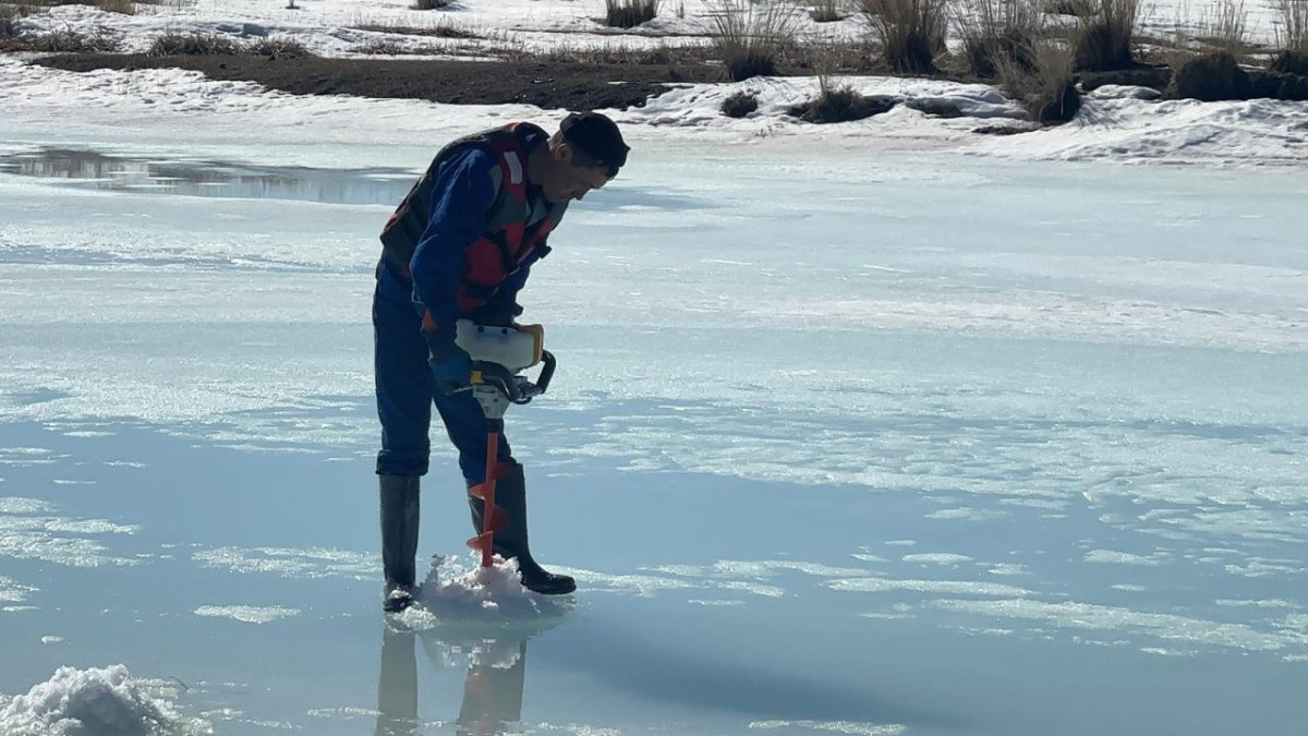 Работы по дроблению льда проводятся на реках в Карагандинской области