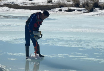 Работы по дроблению льда проводятся на реках в Карагандинской области