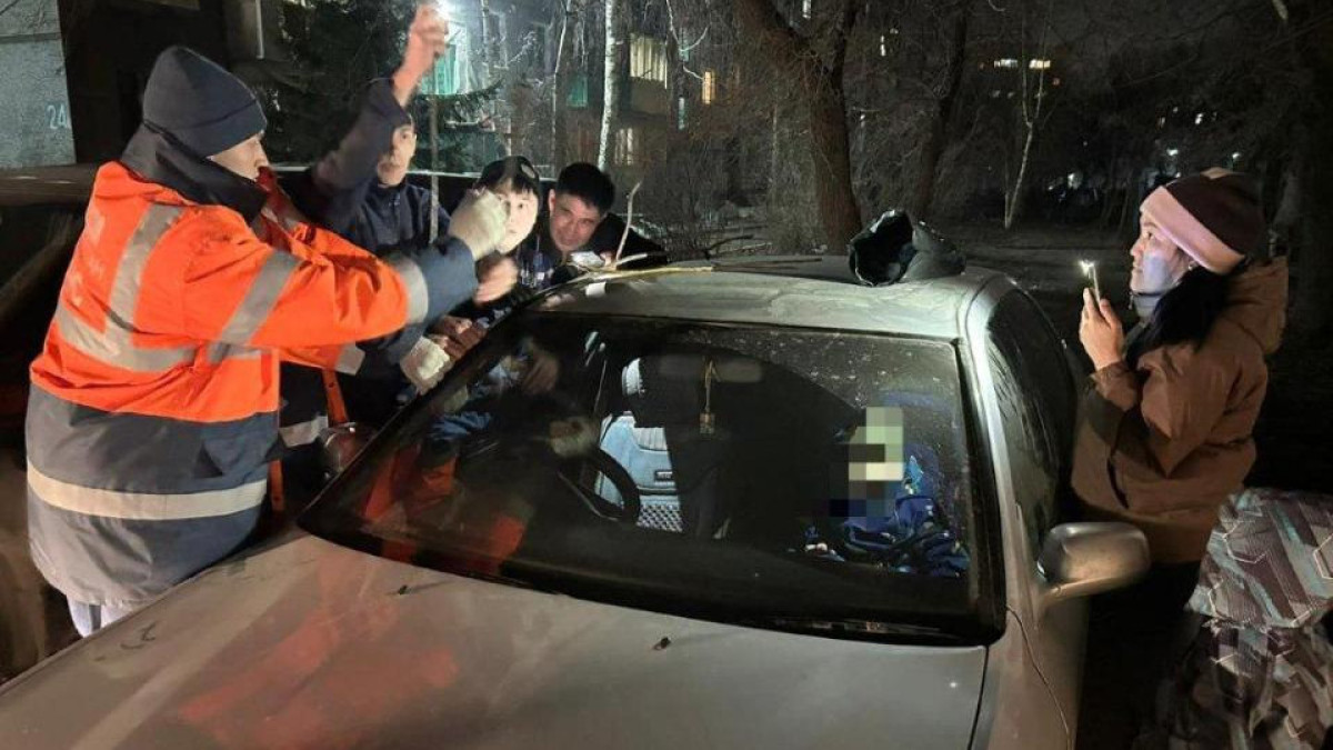 Спасатели помогли ребенку заблокированному в автомобиле