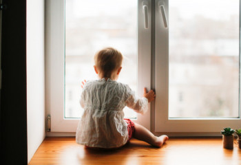 Двое детей выпали из окон многоэтажек в Казахстане