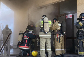 10 человек эвакуировали из загоревшейся бани в Караганде