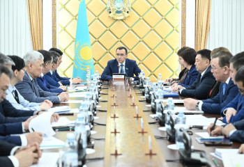 Maulen Ashimbayev sets tasks for deputy group 