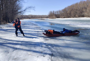 Провалившегося под лед рыбака спасли в Павлодарской области