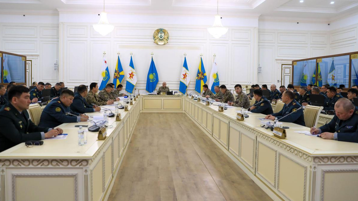 Министр обороны провел совещание с руководящим составом департаментов