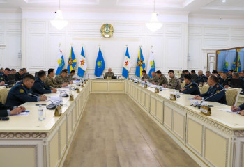 Министр обороны провел совещание с руководящим составом департаментов