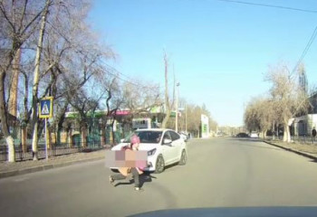 «Періштесі қақты»: Павлодарда оқушы қызды екі рет көлік қағып кете жаздады