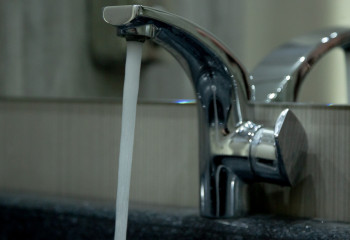 Астаналықтарға краннан жасыл су ағатыны туралы ескертілді