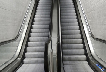 Эскалатордан ақау шыққан: Астанадағы ойын-сауық орталығында 3 адам зардап шекті