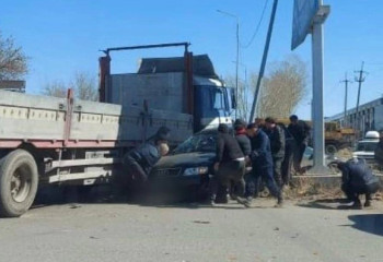 В Павлодаре легковая машина столкнулась с грузовиком