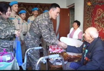 Ветерана ВОВ поздравили с днем рождения военнослужащие в Алматы