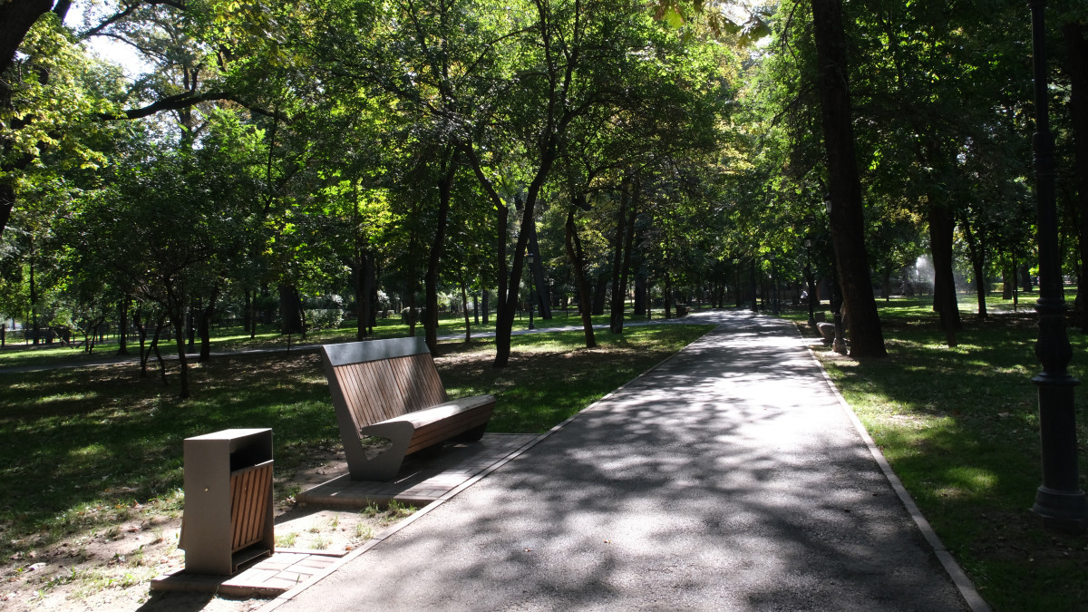 Алматинцев попросили воздержаться от прогулок в парках из-за дезинсекции