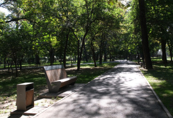 Алматинцев попросили воздержаться от прогулок в парках из-за дезинсекции