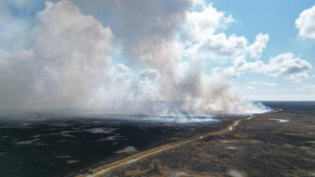 Возгорание камыша стало причиной смога в Атырау