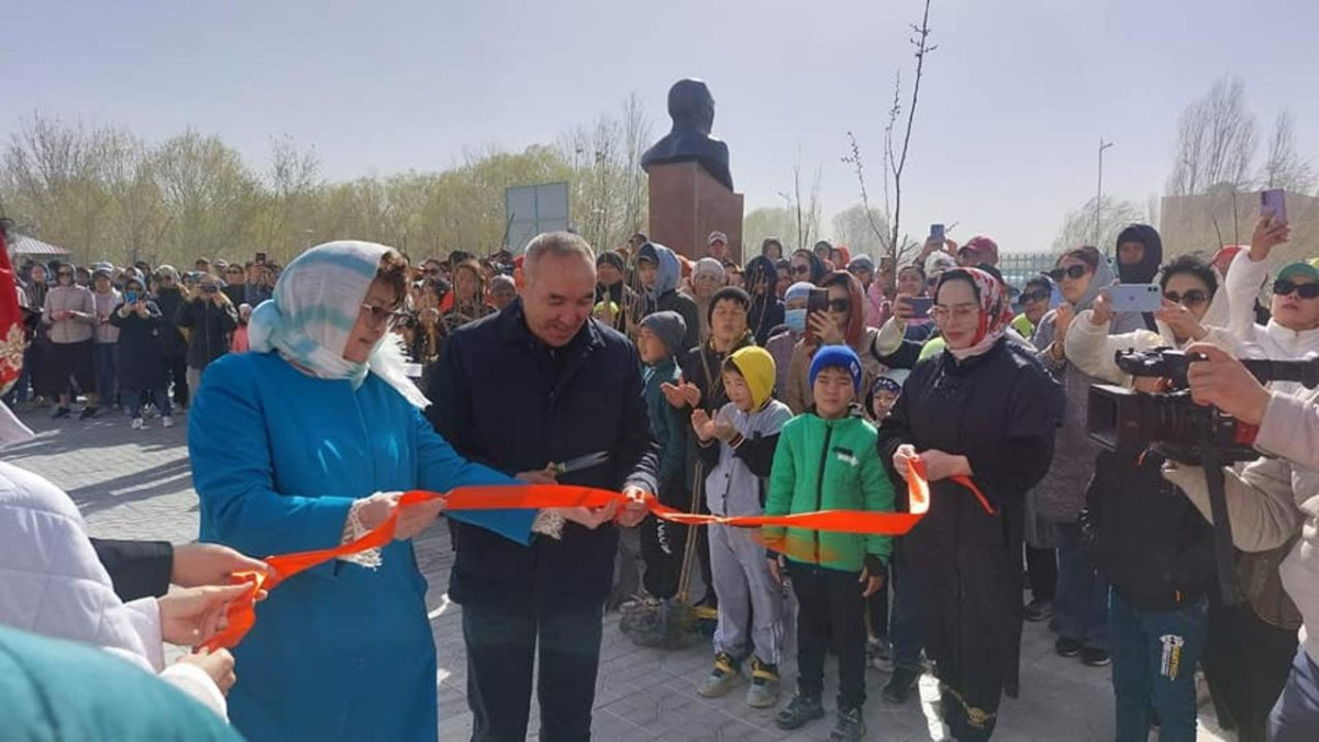 Кызылординская школа получила автобус от посольства Японии