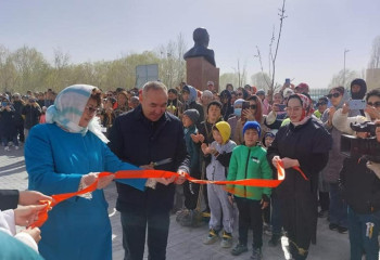 Кызылординская школа получила автобус от посольства Японии