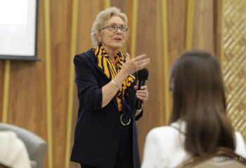 АҚШ медиа сарапшысы  баспасөз хатшыларына шеберлік сағатын өткізді