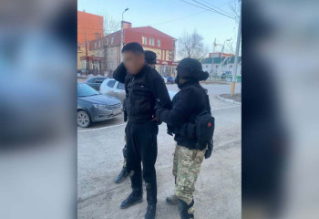 Представлялся девушкой и лечил людей: мошенника задержали в Костанае