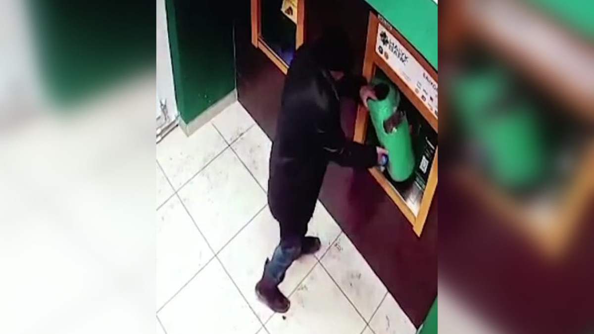 «Вооруженный» урной акмолинец напал на банкоматы