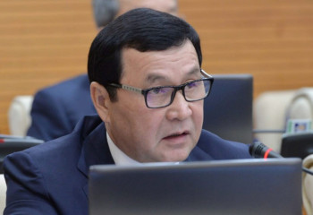 Қазақ тілінің қажеттілігі жоқ екенін білдіреді. Депутат өзекті мәселені көтерді