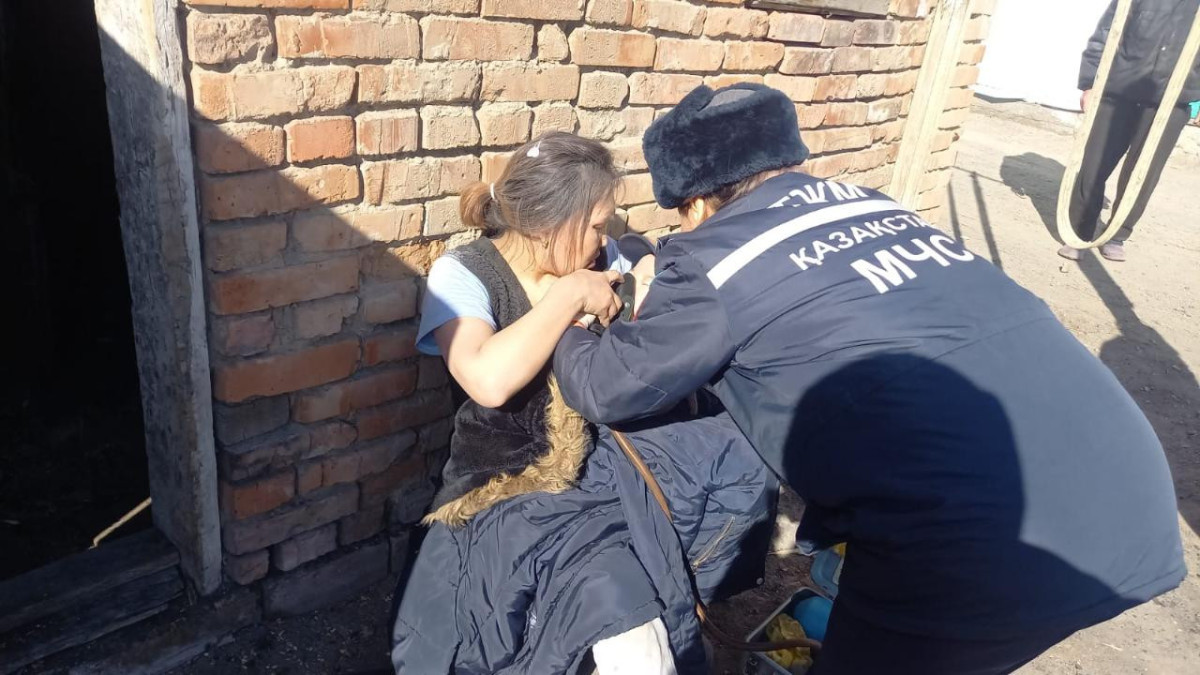 Женщину и ребенка вытащили из завала в области Абай