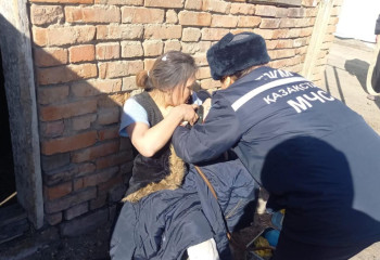 Женщину и ребенка вытащили из завала в области Абай