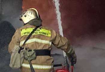 15 жителей эвакуировали при пожаре в многоэтажке Усть-Каменогорска