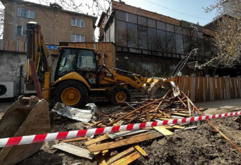 Летнюю террасу кафе в центре Алматы сносят по решению суда