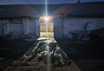 Металлические ворота упали на охранника одного из ТОО в Акмолинской области