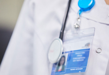 МӘМС-тен неге мән кетті. Ақшасы жоқтар емхана есігінде телміріп отыр - дәрігер