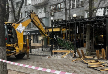 Незаконное летнее кафе снесли в Алматы