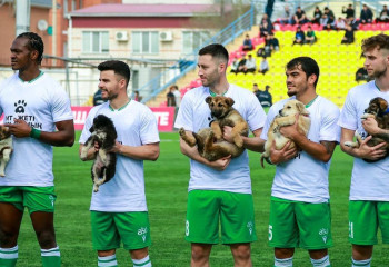 Атыраулық футболшылар алаңға күшік құшақтап шықты