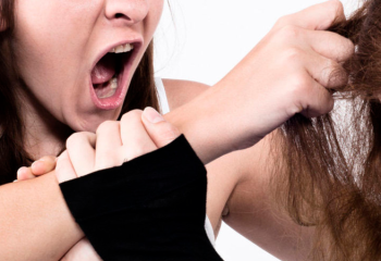 Өскеменде қатарласын ұрып-соққан қыздың кім екені белгілі болды