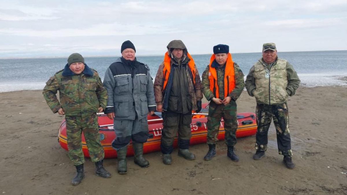 Рыбаков оставшихся на льдине спасли в ВКО