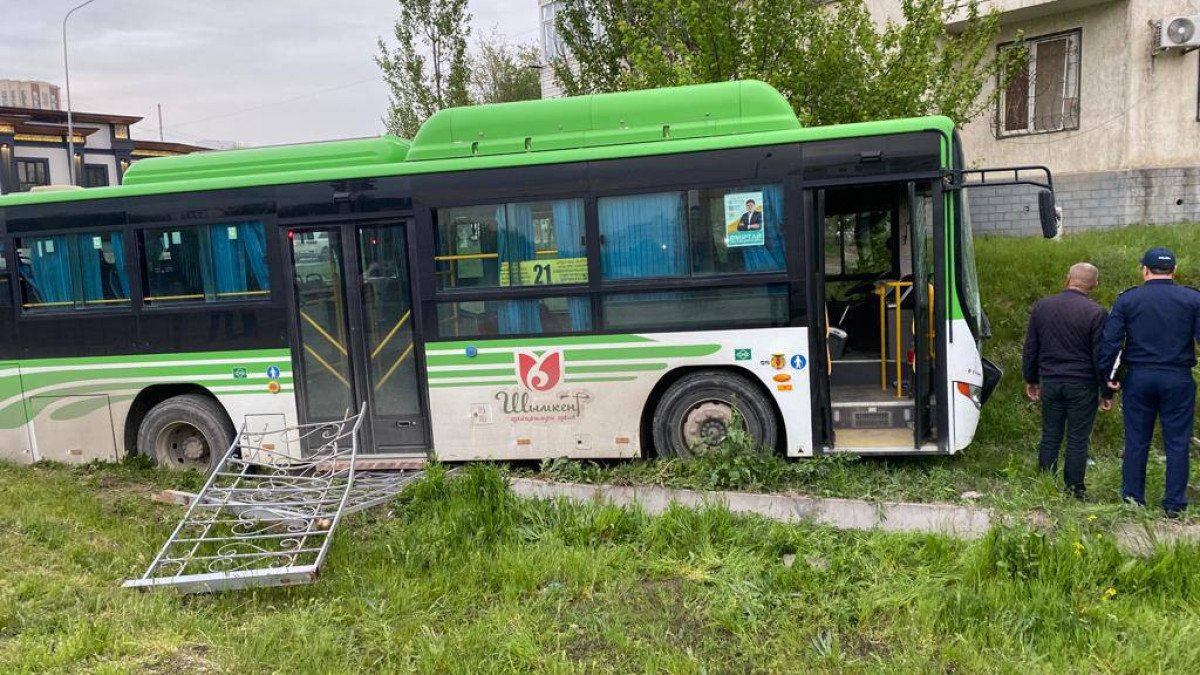 В Шымкенте автобус наехал на пешеходов: четыре человека погибли
