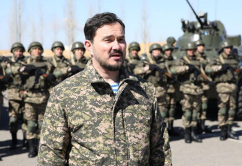 Әнші Сүндет Байғожин десантшылармен кездесті