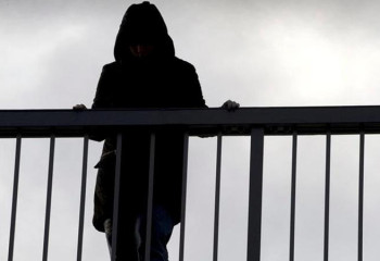 Оралда ауа жұтуға шыққан қыз көпірден секірмек болған