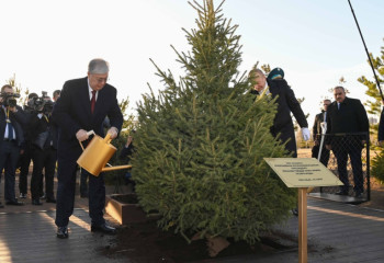 Тоқаев пен Әлиев Ботаникалық бақта ағаш отырғызды
