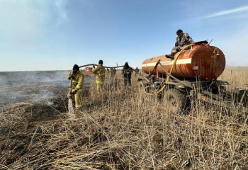 Спасатели ликвидировали возгорание сухой травы в Акмолинской области