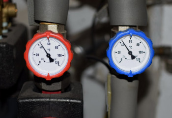 Одним холодно, другим жарко – аким Караганды обещал отключить отопление всем желающим