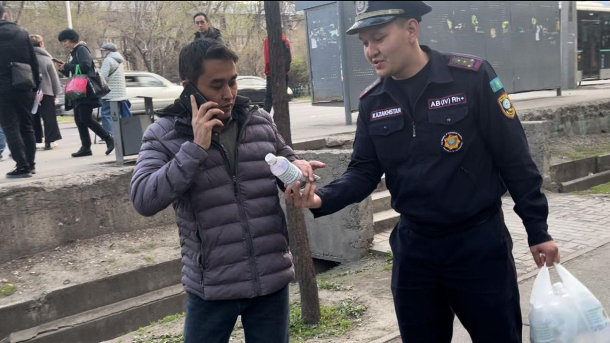 Бутылки с водой и посланием раздавали спасатели в Алматы