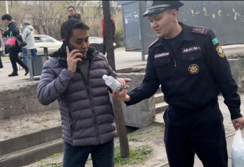 Бутылки с водой и посланием раздавали спасатели в Алматы