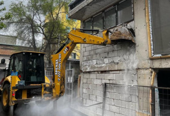 В Алматы снесли пристройку к жилому дому по решению суда