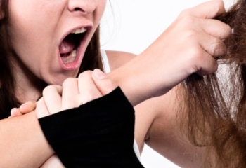 Өскемендегі қыздар төбелесі: Ұрған қыздың анасы қызметінен кетті