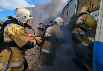 Спасатели в ходе учений «подожгли» трамвай