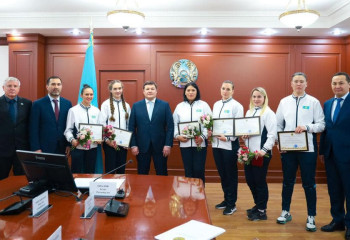 Асхат Оралов встретился с казахстанскими боксершами