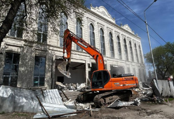 В Алматы сносят крупный ресторан по решению суда