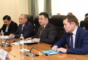 Министр информации Казахстана встретился с послами ряда стран